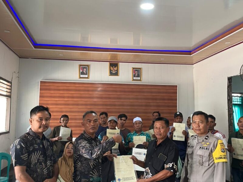 ‎BPN Lombok Timur Serahkan 42 Sertipikat Tanah Elektronik di Pemongkong