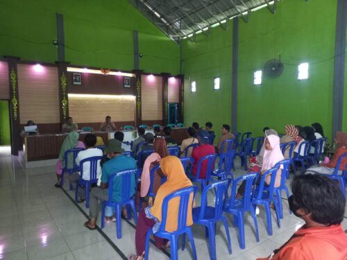 Kantah Lombok Timur Serahkan Sertipikat Tanah Elektronik PTSL di Desa Padak Guar