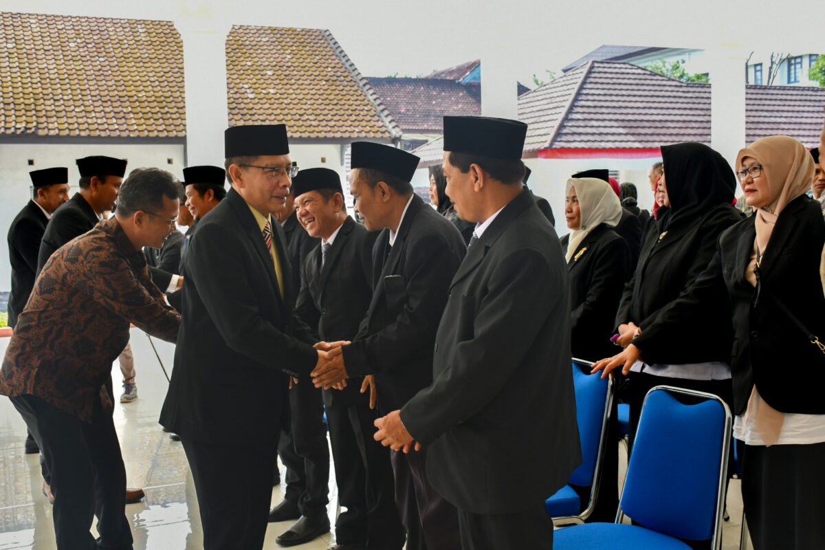 Wabup Lotim Lantik Puluhan Pejabat