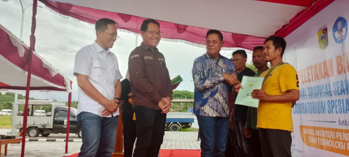 Bupati Lotim Serahkan 87 Sertipikat untuk Nelayan Ekas