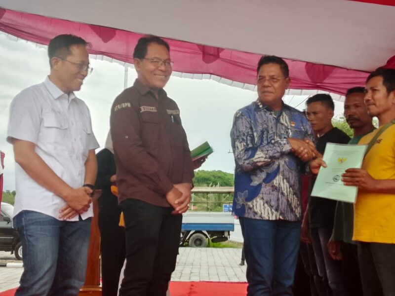 Bupati Lotim Serahkan 87 Sertipikat untuk Nelayan Ekas