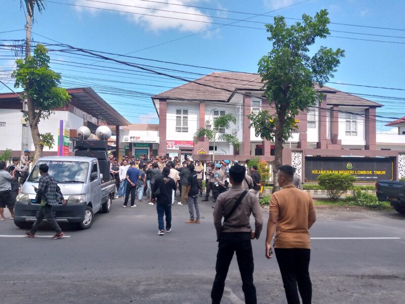 Aliansi Pemuda Aktivis Lombok Timur Demo Kejari, Soroti Dugaan Gratifikasi