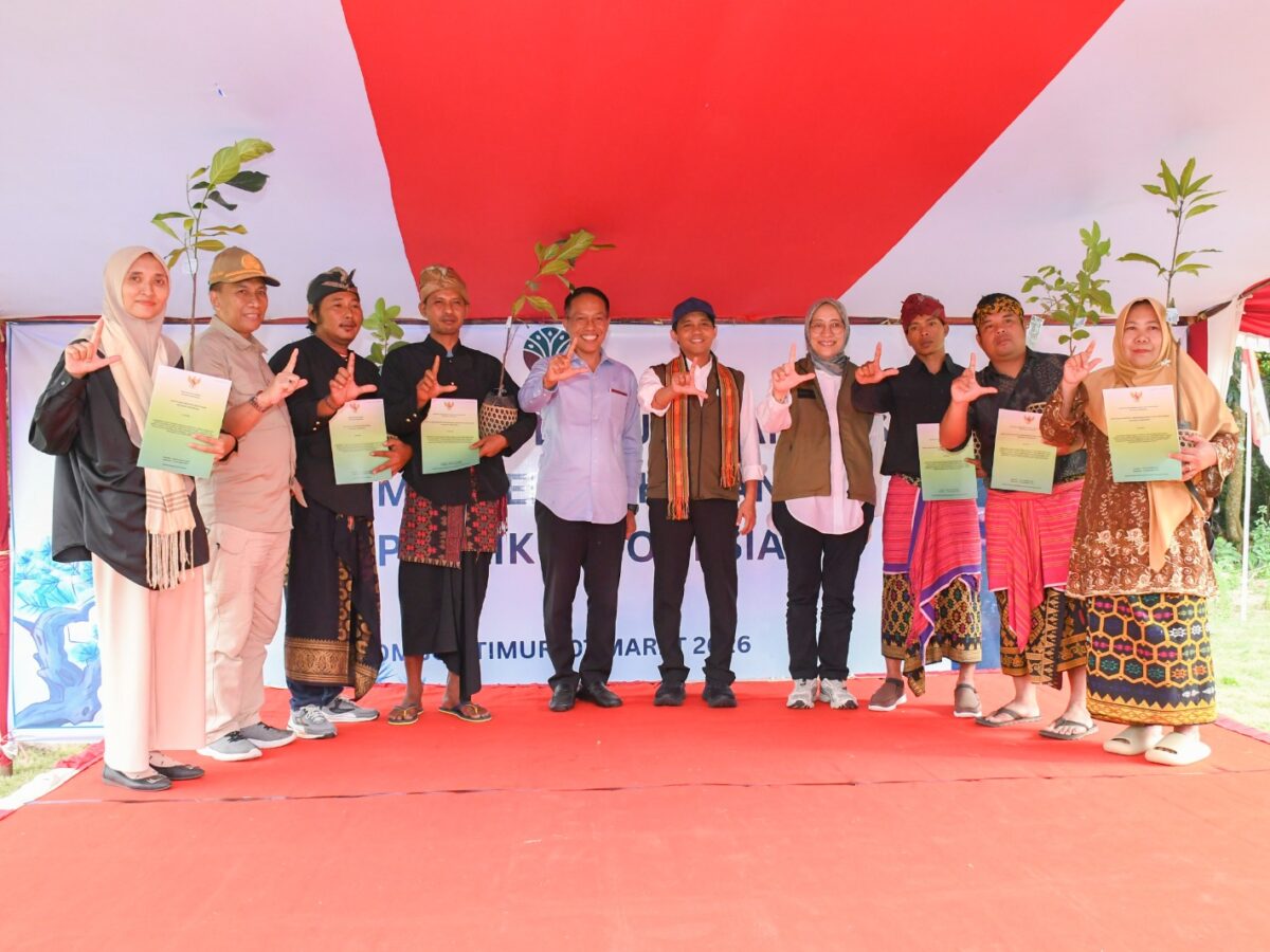 Menteri Kehutanan Serahkan 6 SK Perhutanan Sosial di Lotim