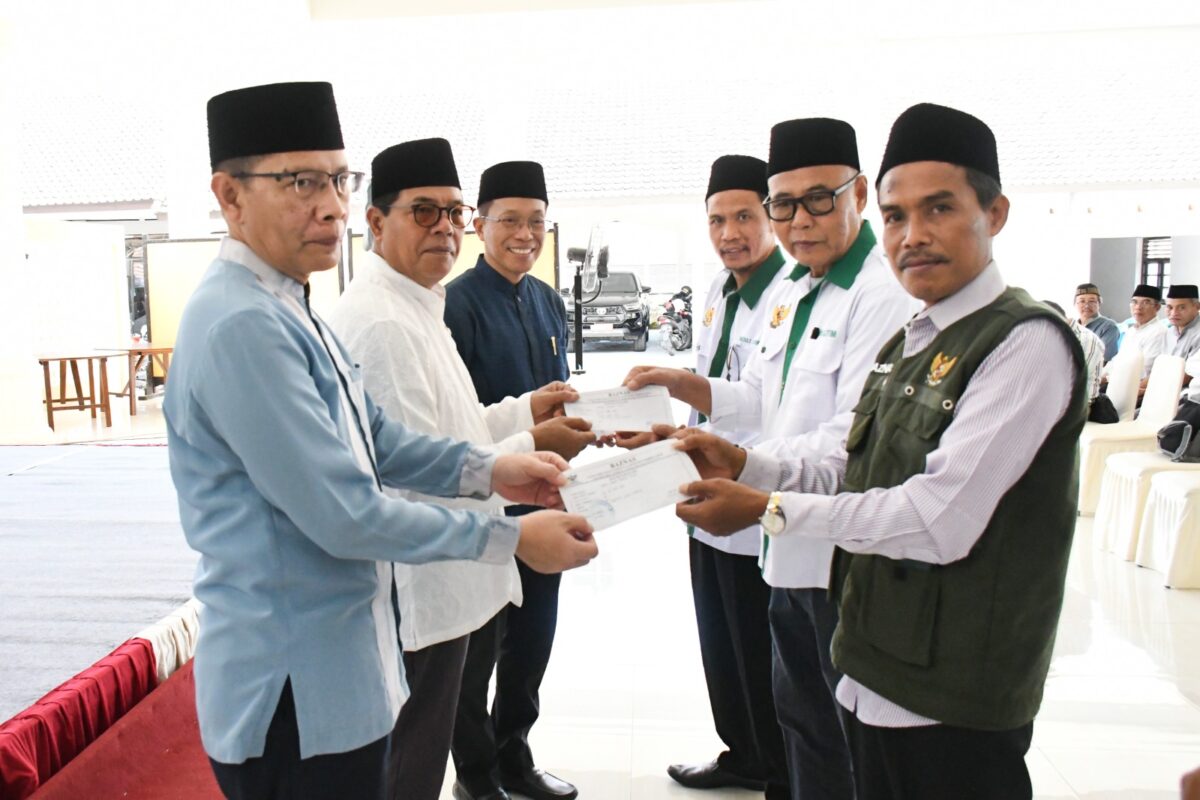 Bupati Lotim Serahkan Zakat Lewat BAZNAS
