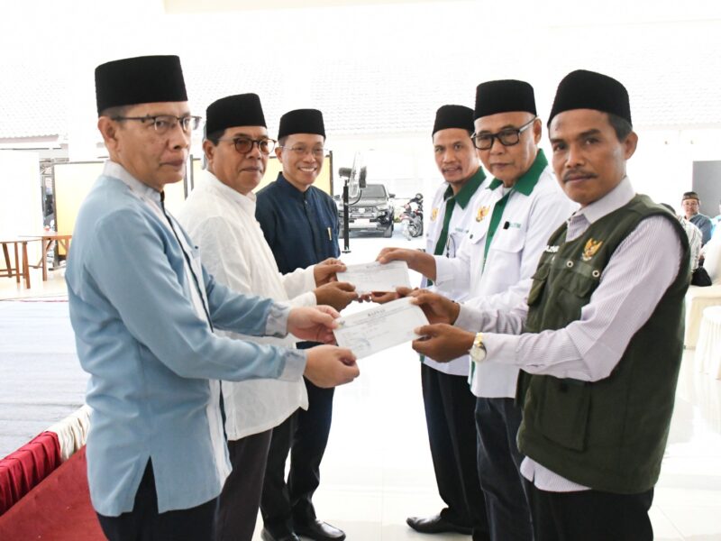 Bupati Lotim Serahkan Zakat Lewat BAZNAS