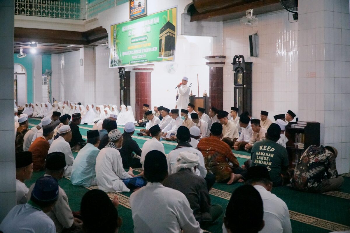 Ikhtiar Menjembatani Ibadah dan Ruang Sosial