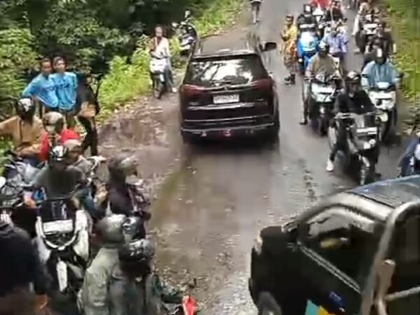 Armada Tua Damkarmat Lotim Nyaris Blong Saat Tangani Tumpahan Solar di Sembalun