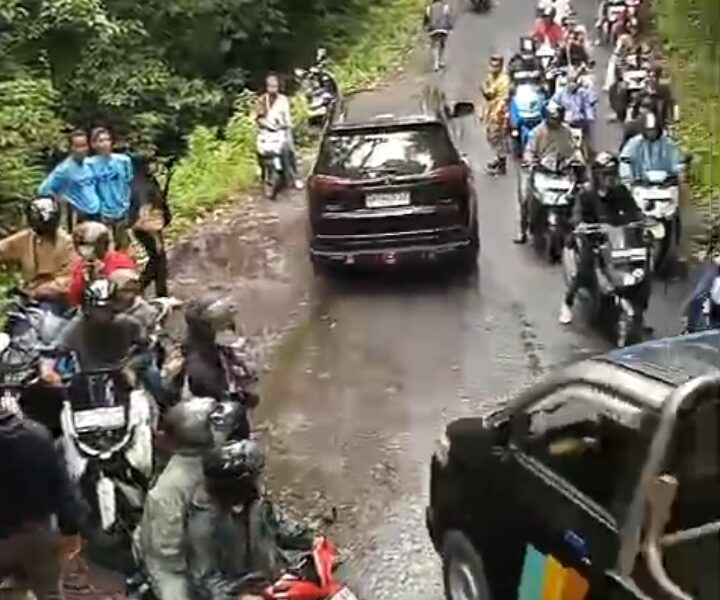 Armada Tua Damkarmat Lotim Nyaris Blong Saat Tangani Tumpahan Solar di Sembalun