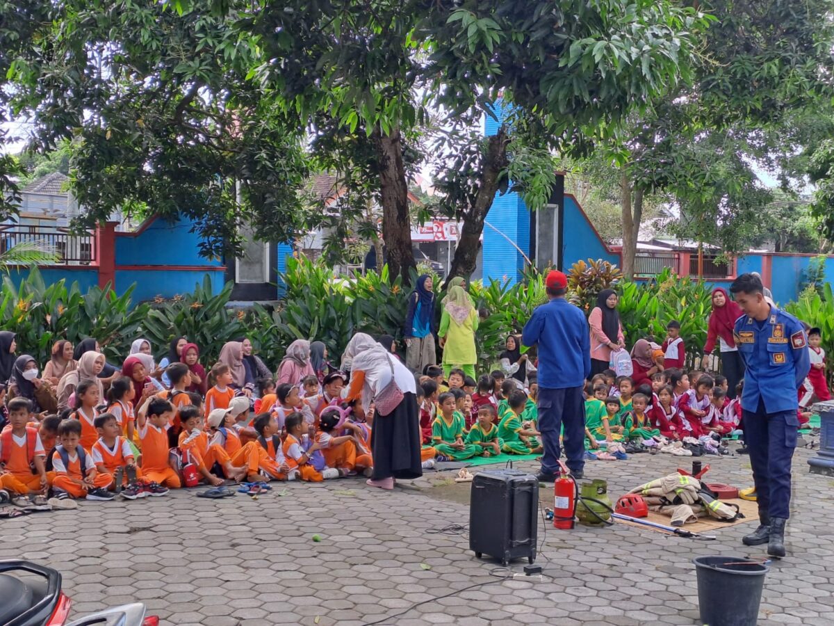 Damkarmat Lotim gelar edukasi dan simulasi pencegahan kebakaran