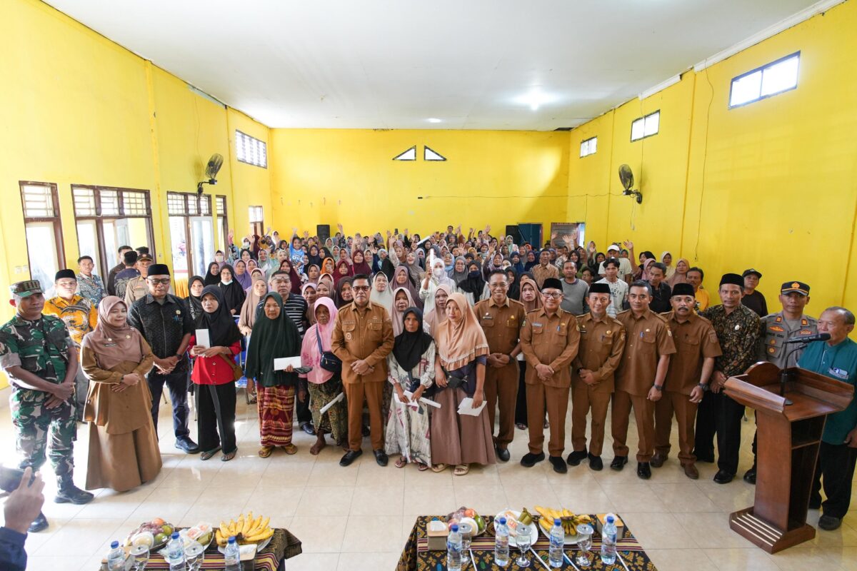 Bupati Lotim Salurkan Bantuan, Janji Pulihkan Aktivitas Pasar