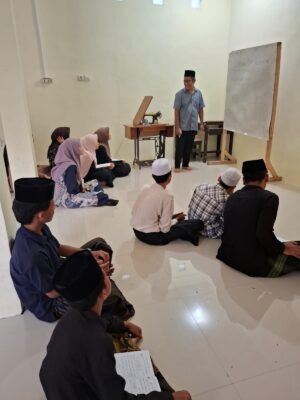 Menjawab tantangan perkembangan industri pariwisata Nusa Tenggara Barat yang semakin pesat, Pondok Pesantren Assyafi’iyah meluncurkan program English for Tourism, pelatihan khusus bahasa Inggris yang dirancang membekali santri dengan keterampilan komunikasi praktis untuk melayani wisatawan, sekaligus mendukung pengembangan pariwisata halal di wilayah Lombok Utara. Kegiatan berlangsung sejak April hingga Juni 2026, setiap Selasa dan Kamis pukul 16.20–17.50 WITA, sebanyak 12 sesi dengan durasi 90 menit setiap pertemuan. Disusun oleh Iskandar Abdurrahman, mahasiswa Pascasarjana Magister Pedagogi Universitas Muhammadiyah Malang, program ini menargetkan santri kelas VIII MTs hingga kelas XI Aliyah yang memiliki minat bahasa Inggris dan komitmen tinggi, serta telah mendapatkan izin dari pengasuh pesantren. Program ini menjadi langkah nyata menjembatani keunggulan potensi lokal dengan kebutuhan nyata dunia kerja, mengingat Lombok, Gili, dan Gunung Rinjani menjadi destinasi unggulan yang terus dikunjungi wisatawan mancanegara. “Selain ilmu agama, santri perlu dibekali keterampilan vokasional agar memiliki daya saing. Program ini mengajarkan bahasa Inggris dalam konteks nyata: mulai menyapa tamu, menjelaskan destinasi, melayani permintaan, hingga transaksi jual beli dan penanganan keluhan,” jelas Iskandar, penanggung jawab kegiatan. Materi disusun bertahap dan sistematis: mulai dari sapaan dan perkenalan, informasi wisata, pelayanan tamu, transaksi, hingga simulasi panduan wisata dan presentasi. Pendekatan ini tidak hanya meningkatkan kemampuan berbahasa, tetapi juga membangun rasa percaya diri santri berinteraksi dengan orang asing, sekaligus mengenalkan peluang karir di sektor pariwisata serta menanamkan semangat kewirausahaan berbasis potensi lokal. Bagi pesantren, program ini meningkatkan kualitas lulusan yang memiliki keahlian ganda: kokoh dalam nilai agama namun terampil secara profesional. Bagi daerah, kegiatan ini melahirkan sumber daya manusia lokal yang kompeten, menjadi garda terdepan pelayanan pariwisata halal, dan memperkuat ekosistem wisata yang ramah, berbudaya, dan berkarakter. Kegiatan ditutup dengan evaluasi dan pemberian sertifikat bagi peserta yang dinyatakan lulus, yang nantinya dapat digunakan sebagai bekal melamar pekerjaan atau mengembangkan usaha mandiri di sektor pariwisata. Inisiatif ini sejalan dengan arah kebijakan pemerintah daerah dalam memajukan pariwisata berbasis nilai agama dan budaya, sekaligus membuktikan bahwa pesantren dapat menjadi pusat pengembangan sumber daya manusia yang andal dan berkontribusi langsung bagi kemajuan ekonomi masyarakat.