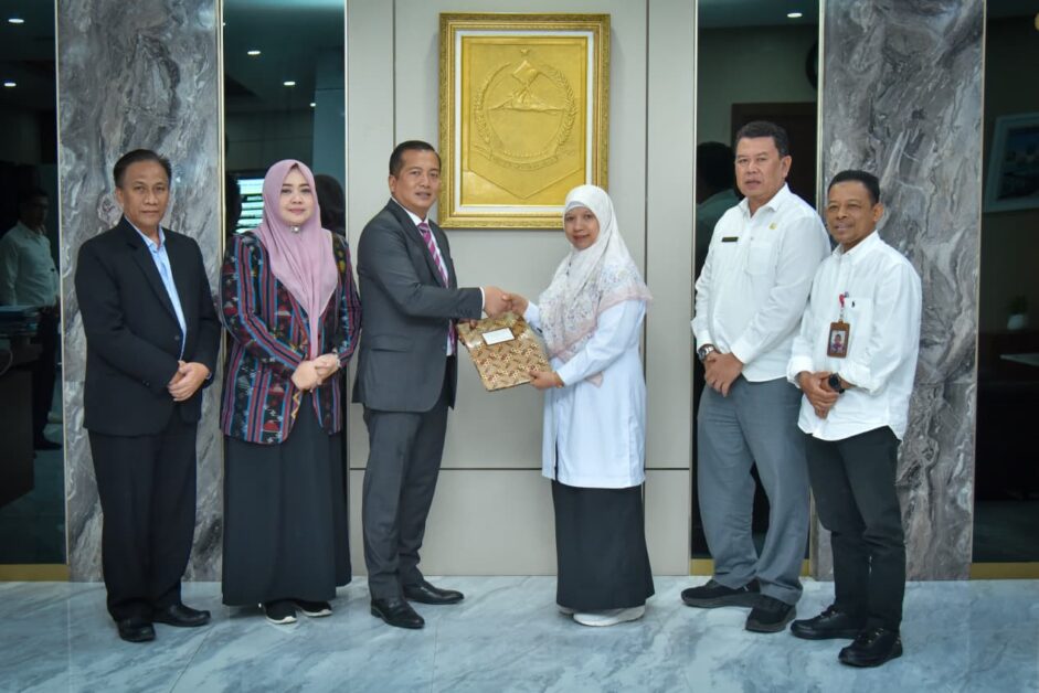 Penyerahan Radiogram Mendagri oleh Gubernur NTB Kepada Wakil Bupati Lobar Hj. Nurul Adha