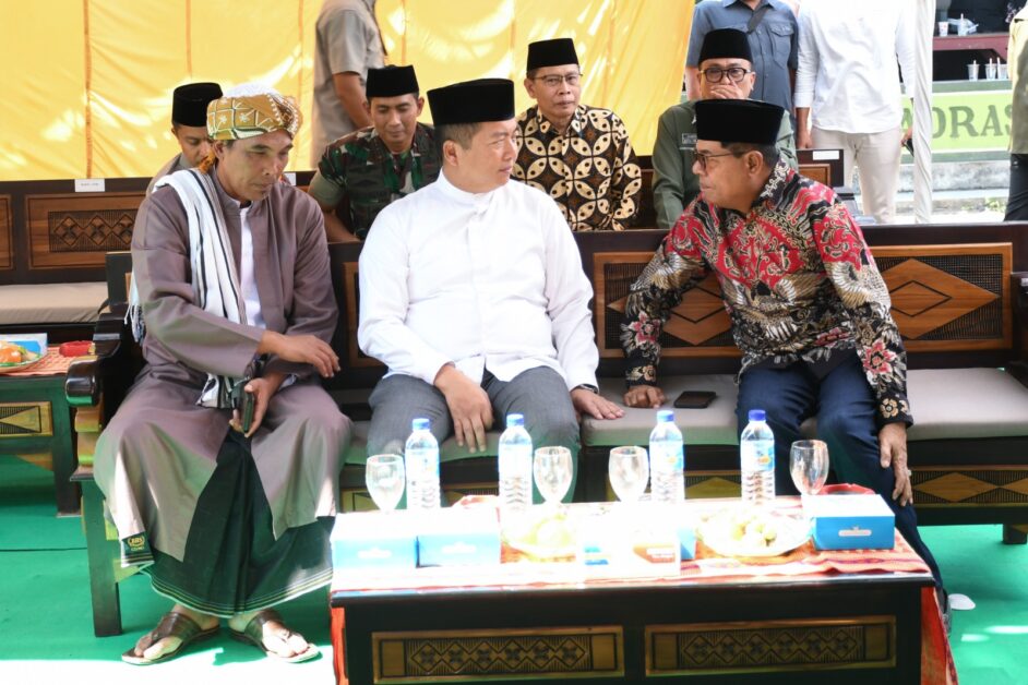 Bupati Lotim Bantu Rp.50 Juta untuk Ponpes Al-Ijtihad Al-Mahsuni