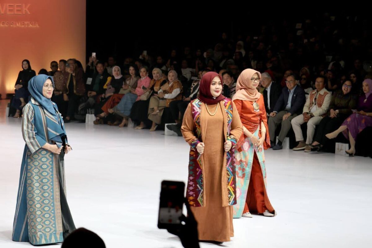 Wakil Gubernur Promosikan Tenun Daerah di Indonesia Fashion Week 2026