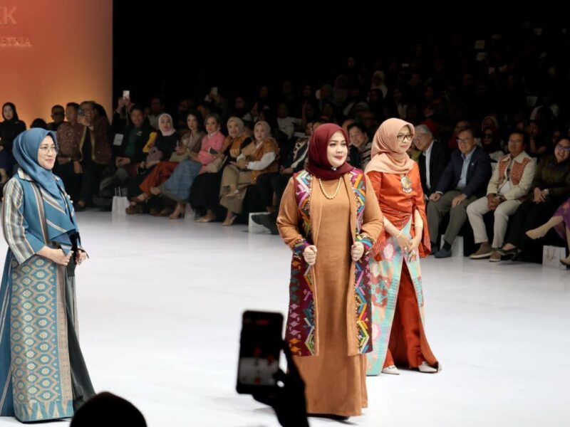 Wakil Gubernur Promosikan Tenun Daerah di Indonesia Fashion Week 2026