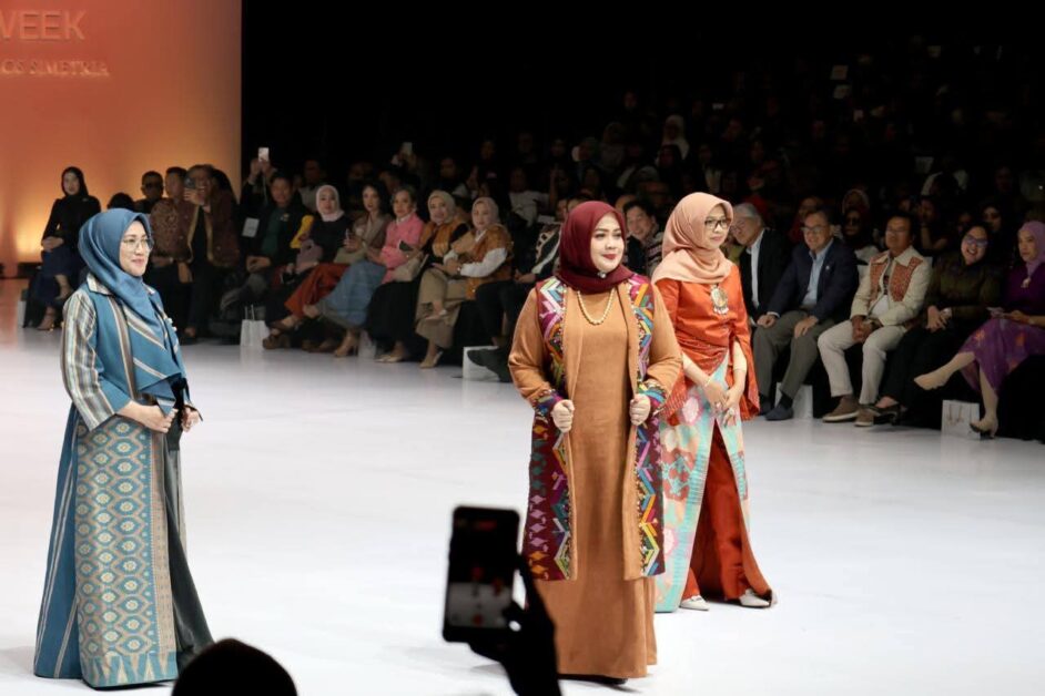 Wakil Gubernur Promosikan Tenun Daerah di Indonesia Fashion Week 2026