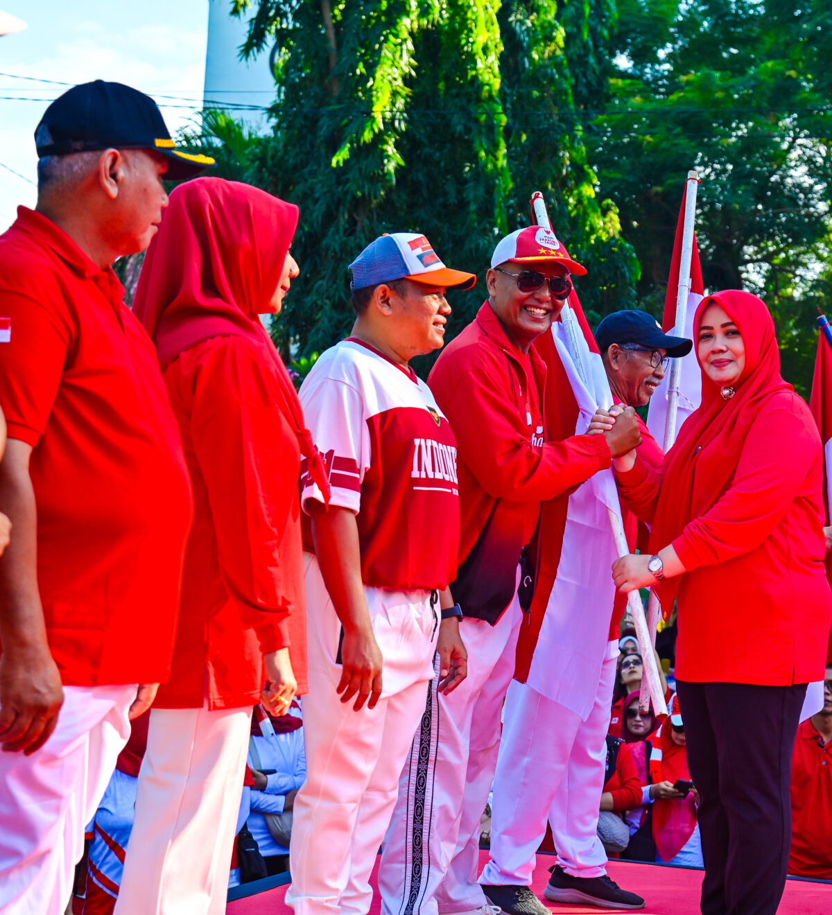 HUT Ke-81 RI, Pemprov NTB bersama Pempkot Mataram Bagikan Ribuan Bendera Merah Putih kepada Masyarakat