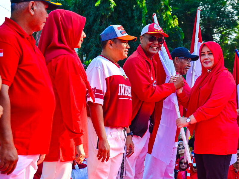 HUT Ke-81 RI, Pemprov NTB bersama Pempkot Mataram Bagikan Ribuan Bendera Merah Putih kepada Masyarakat