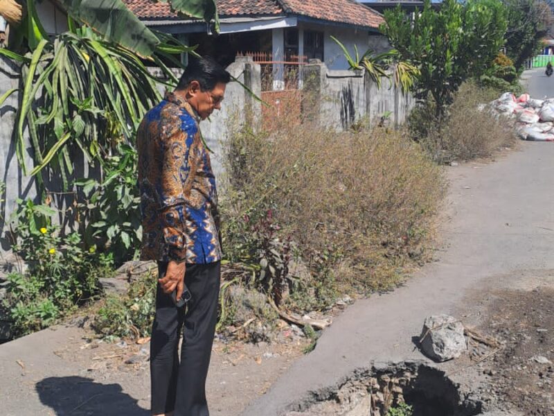 Bupati Lotim Temukan Jalan Rusak, Minta PUPR Gerak Cepat