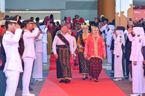 HUT RI ke-8 di NTB: Pakaian Adat Manggarai Gubernur Iqbal dan Pesan Solidaritas Bencana