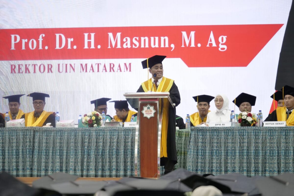 Senyum Rektor UIN Mataram Iringi Langkah 1.443 Lulusan
