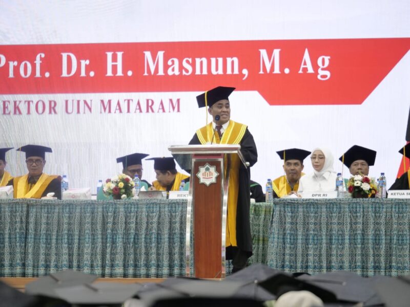 Senyum Rektor UIN Mataram Iringi Langkah 1.443 Lulusan