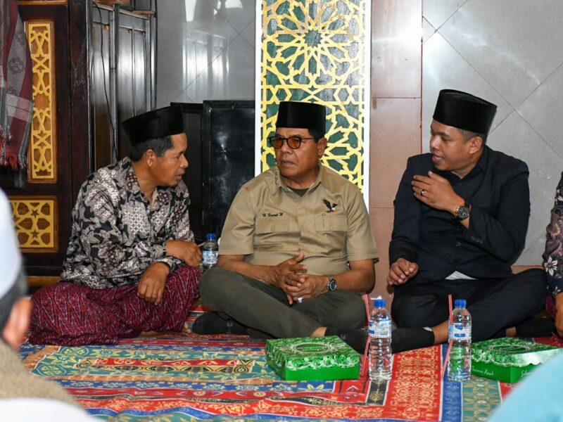 Bupati Lotim Siapkan Rp.200 Miliar untuk Jalan, Warga Kalijaga Diminta Bersabar